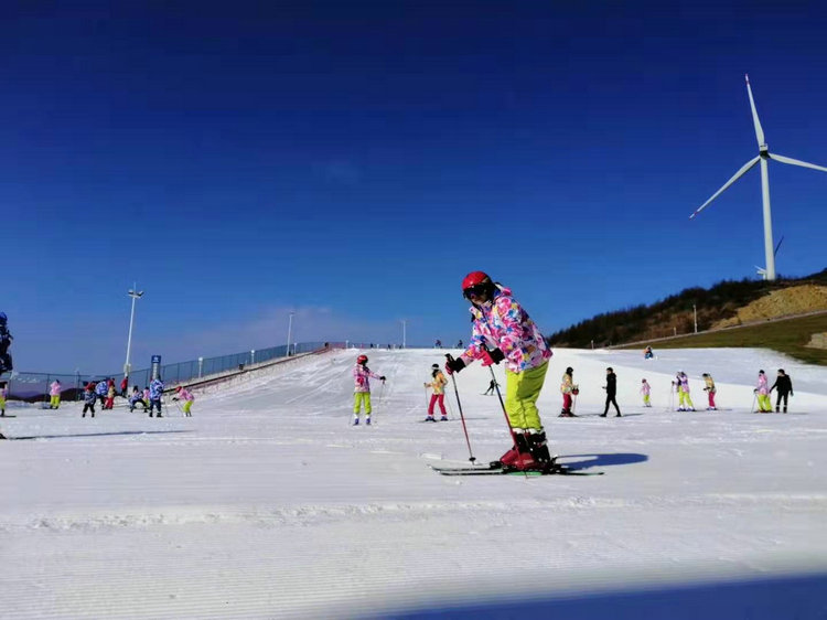 宜昌到五峰国际滑雪场云顶酒店二日游，不限时滑雪更尽兴