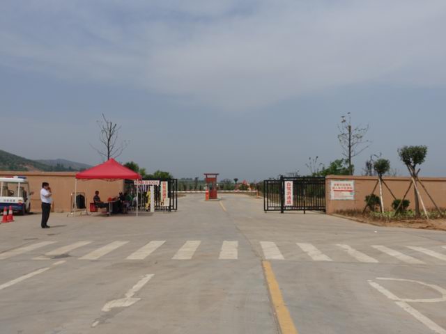 自驾车进入车行区,5座以下收费60元/车,7座以下收费80元/车,车行区在售票处右侧。 温馨提醒:进入车行区需特别爱护动物,不随意投喂食物,注意安全驾驶,注意人身安全。 动物园还将依托现有的地形、地貌进行保护性开发,设置步行区和车行区,步行区全程游览线路大约3千米长,游客可以步行参观,并能和动物互动、看各种动物的表演及参与各类型的活动;车行区以大型食草动物或猛兽为主,游客可以自驾或者乘坐观光车游览,既能观赏各种可爱的食草动物,又可体验穿越猛兽区的惊险刺激。