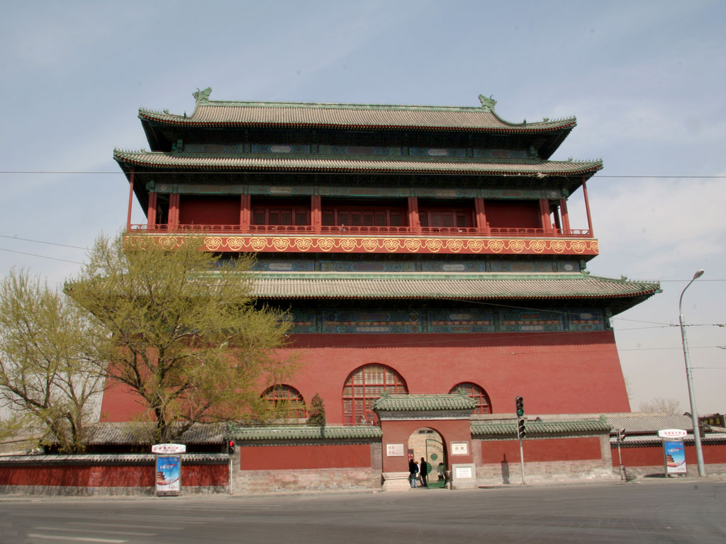 钟鼓楼又称“十字鼓楼、“四鼓楼”,俗称“鼓楼”。楼总高36米,占地576平方米。由台基、 楼阁、角坊组成。台基呈正方形,边长24米,高8.5米,用砖石砌筑。台基四面辟有宽5米的券顶门洞,中通十字,与解放东西街、鼓楼南北街相通。四面洞额 有石刻题字,东曰“迎恩”,南曰“来薰”,西曰“挹爽”,北曰“拱极”。东面门洞两侧各辟一券门,南券门额上题为&ldquo