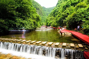 ��ɽˮ����Ͽ�ȴ���һ��