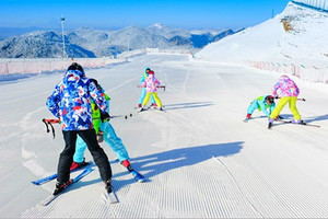 湖北高海拔滑雪场——五峰国际滑雪场一日游